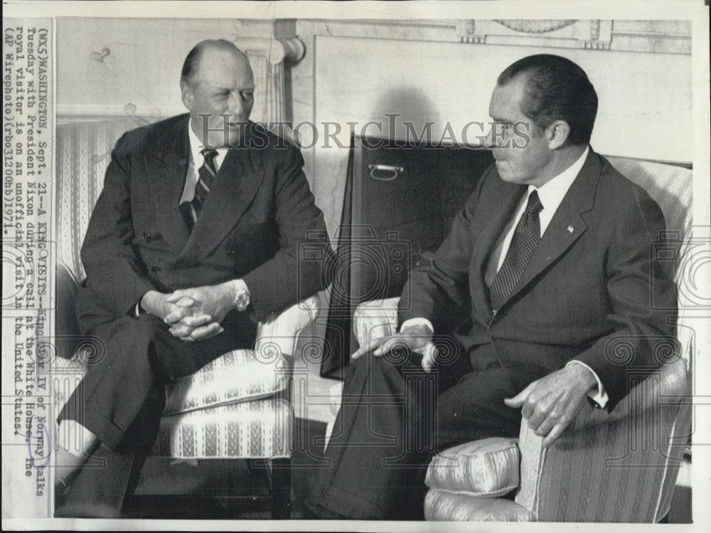 1971 Press Photo King Olav IV Of Norway talked to U.S. President Nixon. - Historic Images