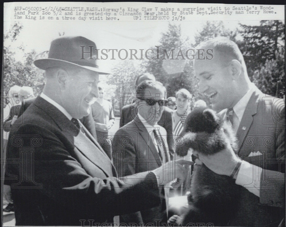 1968 Press Photo Norway&#39;s King Olav V hold a cinnamon Bear with Terry Howe. - Historic Images