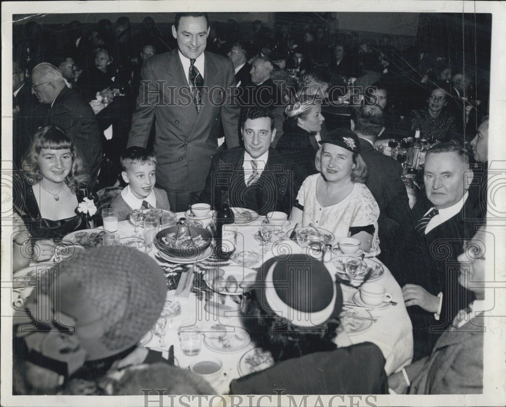 1952 Press Photo re-elected Councilor John D. Lynch tables with families. - Historic Images