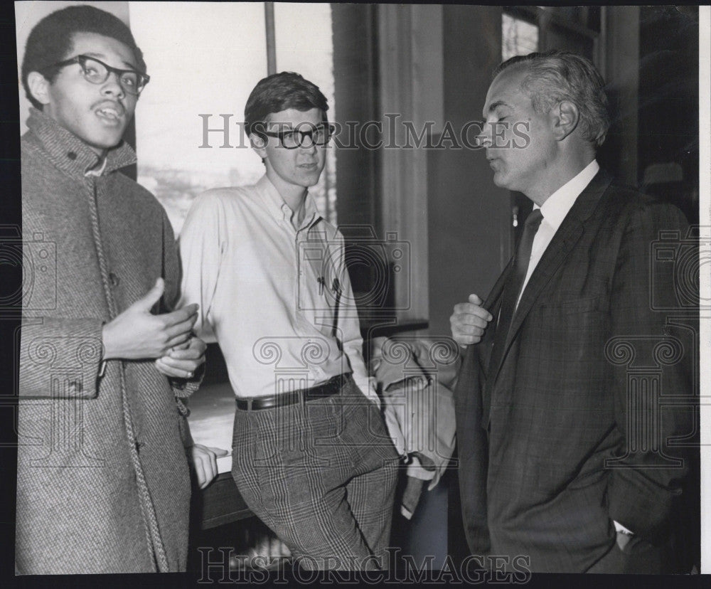 1969 Press Photo Prof. Siegfried M.Bruening talks to students halted class riots - Historic Images