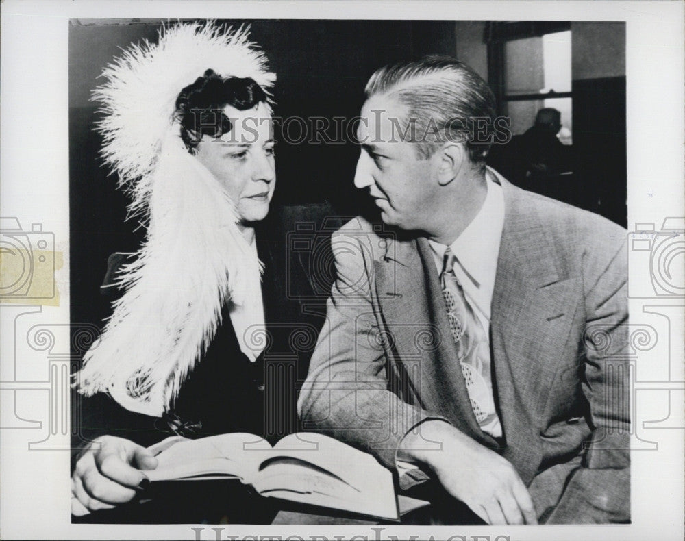 1950 Press Photo Leo J. Bruhn,charged for Bigamy, talking with her ex-wife. - Historic Images