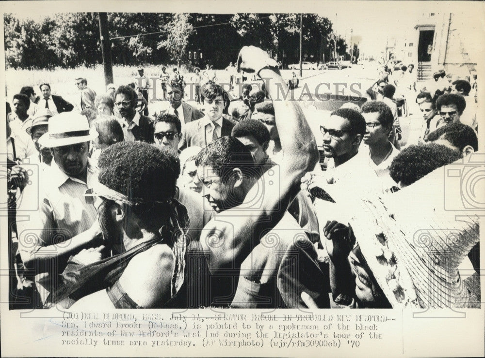 1970 Press Photo Sen. Edward Brooke is pointed by Black resident at New Bedford - Historic Images