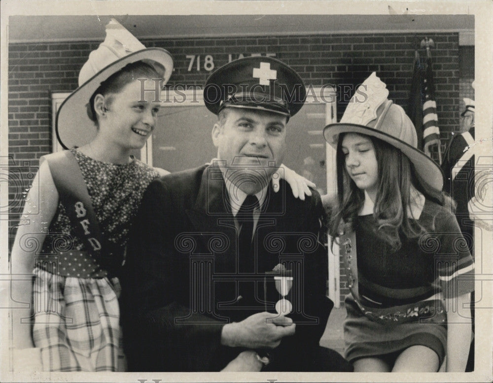 1971 Press Photo Boston Firefighter Michael Bruno display his medal. - Historic Images