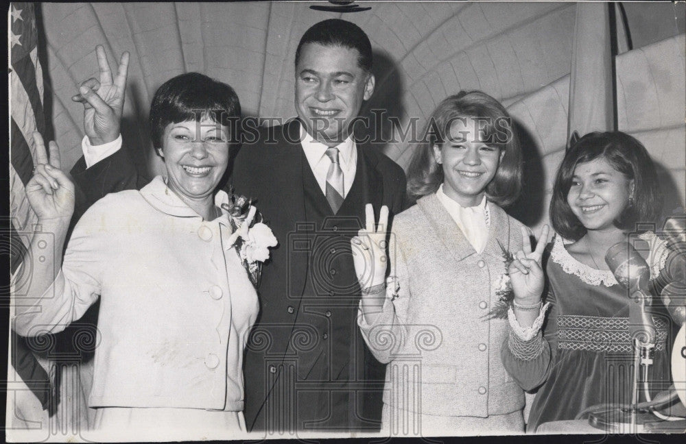 1965 Press Photo Attorney General Brooke with his Family. - Historic Images