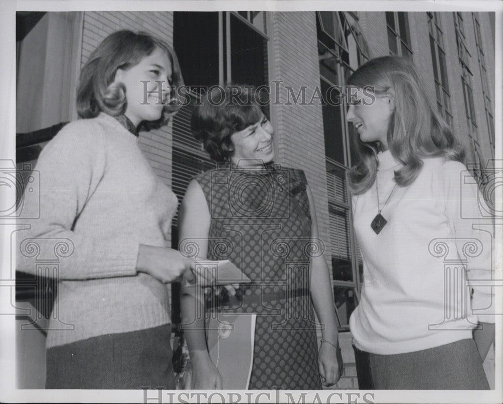 1967 Press Photo Remi Brooke, Senator&#39;s daughter, registered a freshmen at NU. - Historic Images