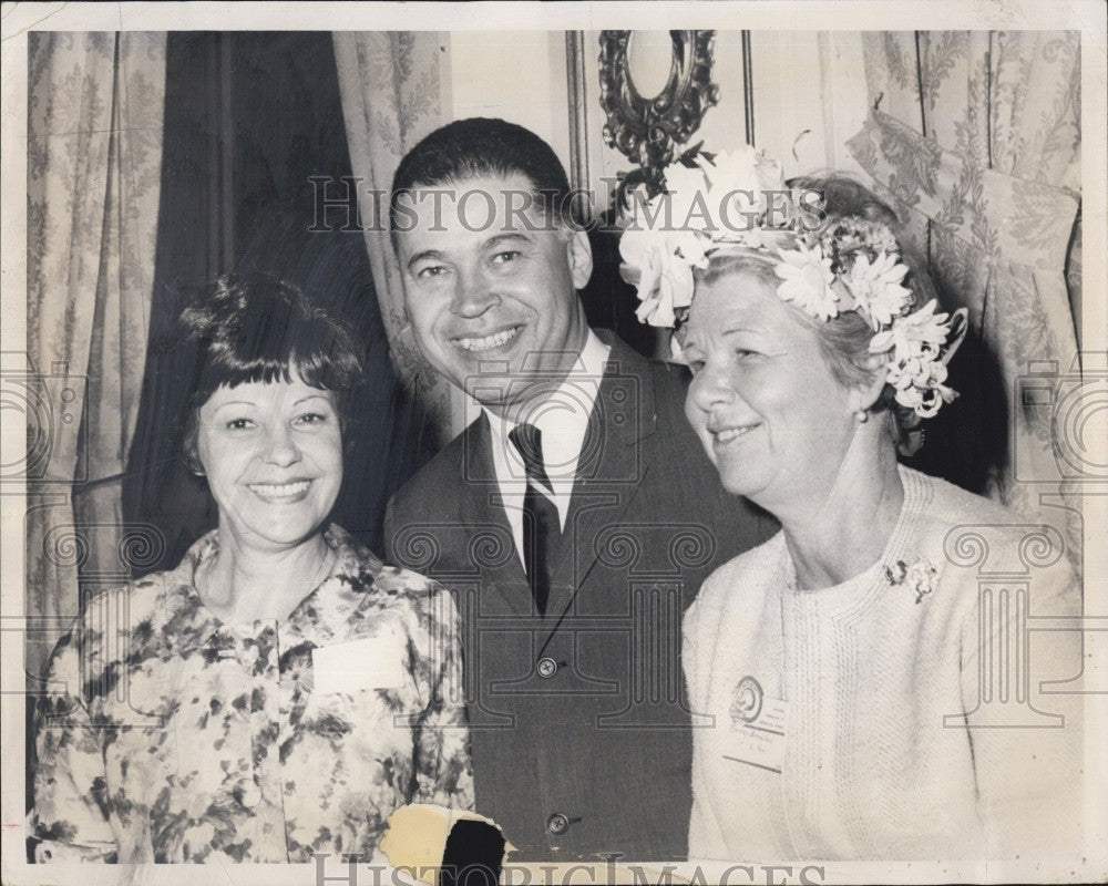 1966 Press Photo Atty.Gen and Mrs. Edward Brooke with Mrs. Charles A. Wheeler. - Historic Images