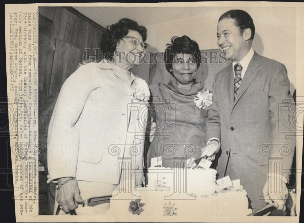 1972 Press Photo Sen. Edward Brooke with his 53rd birthday cake. - Historic Images