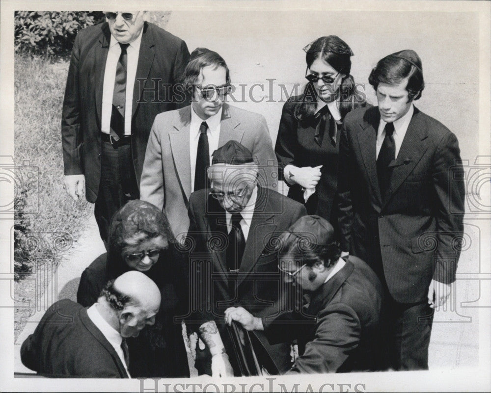 1972 Press Photo Funeral of Edward Broudno. - Historic Images