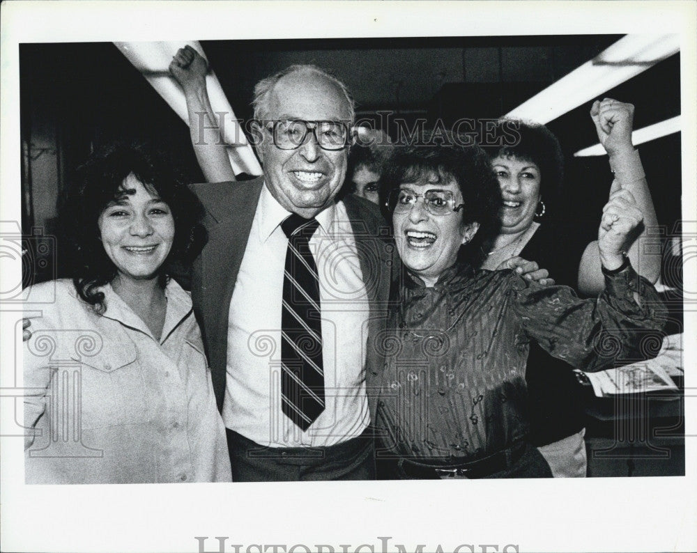 1985 Press Photo Sidney Brown Chelsea city treasurer with Maria Crowley and - Historic Images