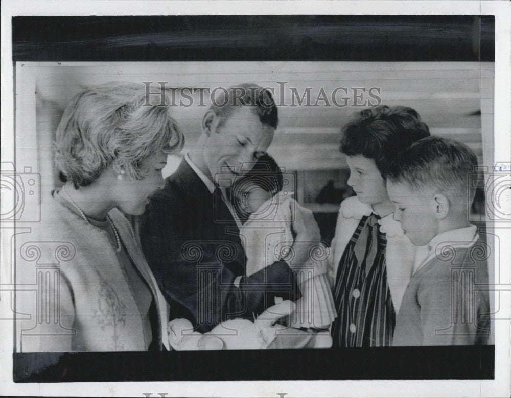 1968 Press Photo M/MGerald Bryant holds newly adopted daughter Huynh, war - Historic Images