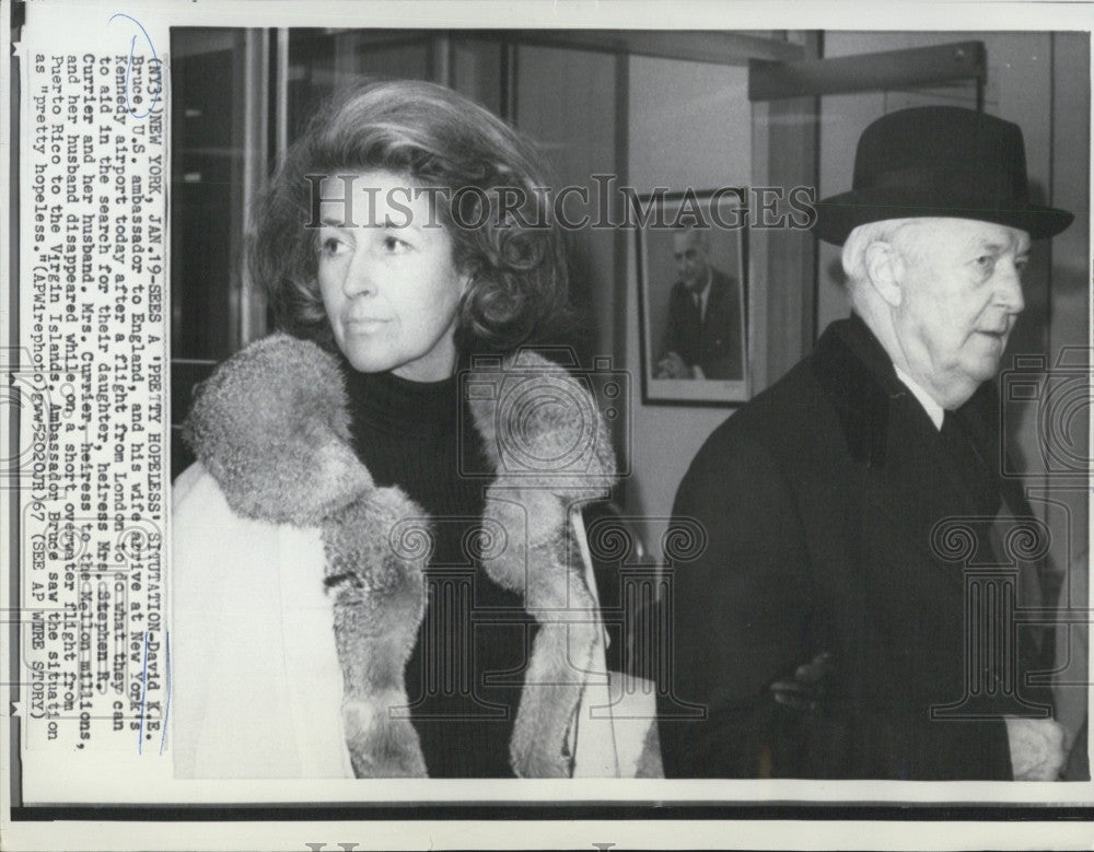 1967 Press Photo U.S. Ambassador to England David Bruce Wife Kennedy Airport - Historic Images