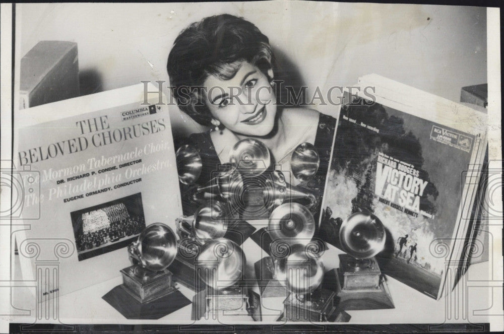 1959 Press Photo Singer Gogo Grant  and some Grammy awards - Historic Images