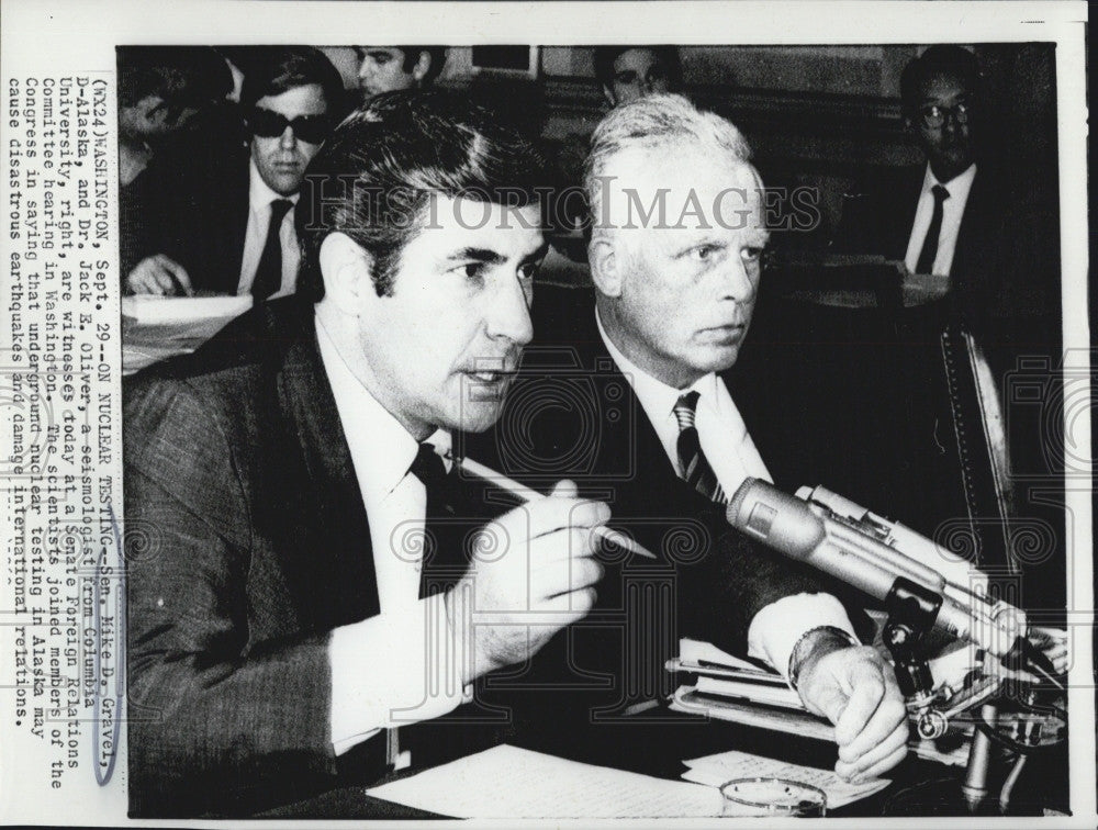 1969 Press Photo Senator Mike Gravel, Dr. Jack Oliver Seismologist Hearing - Historic Images