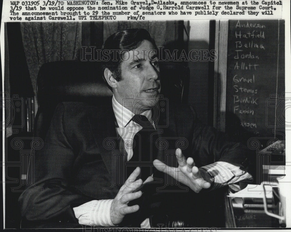 1970 Press Photo Senator Mike Gravel from Alaska at Capitol - Historic Images