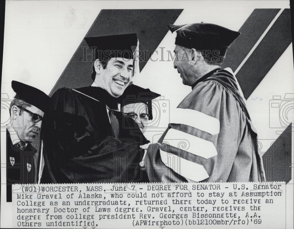 1969 Press Photo Senator Mike Gravel Alaska Honorary Degree Assumption College - Historic Images