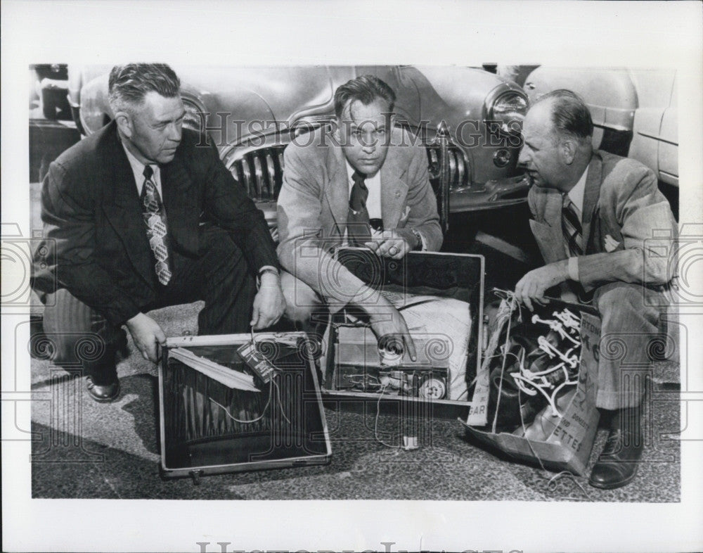 Press Photo Police with evidence at a crime scene - Historic Images