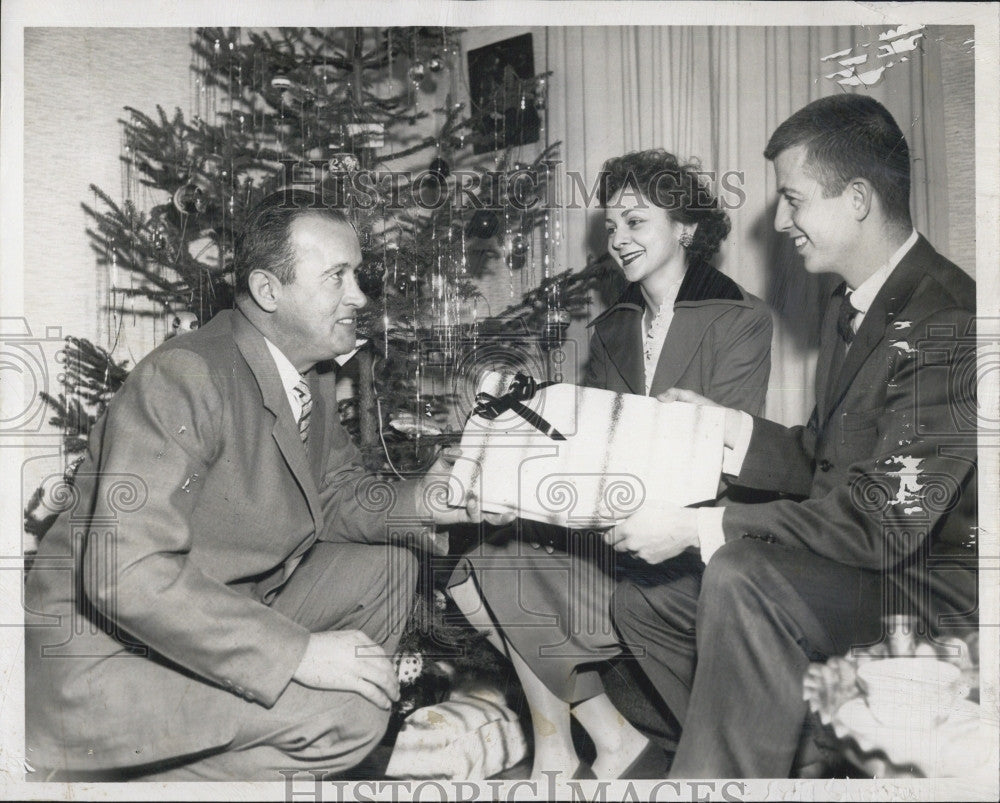 1959 Press Photo Convict John Grasselli, Reverend Clifton Kruse, Christmas Gift - Historic Images