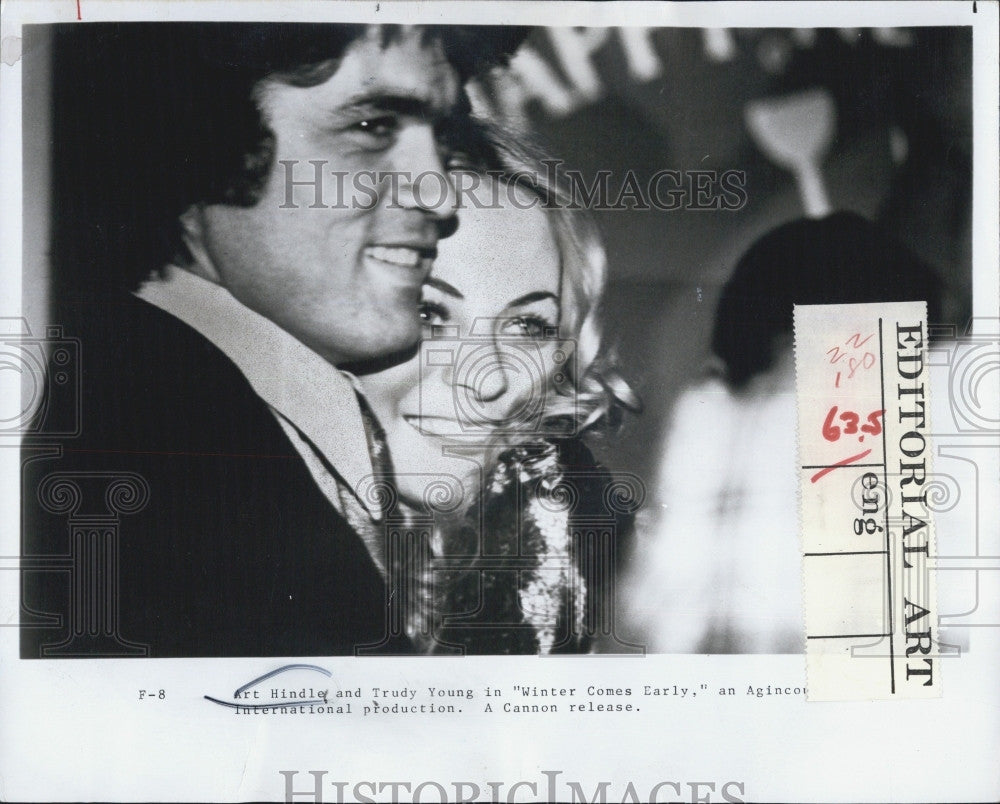 1972 Press Photo Art Hindley &amp; Trudy Young &quot;Winter Comes Early&quot; - Historic Images