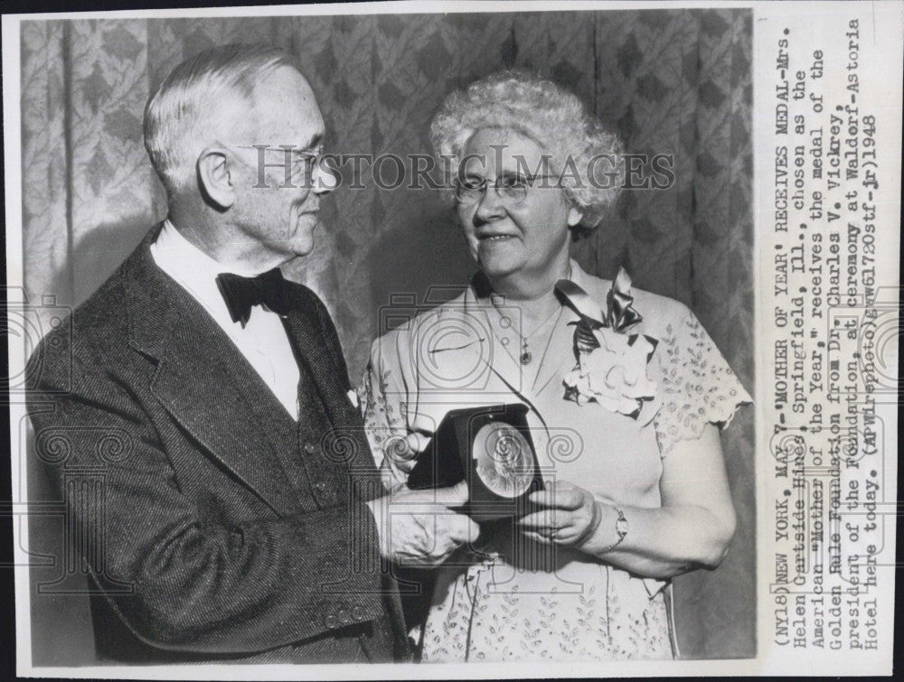 1948 Press Photo Helen Cartside Hines Mother of the Year Dr Charles Vickrey - Historic Images