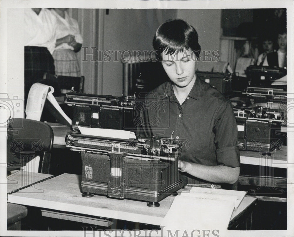 1958 Press Photo Jean Hines typers her notes for cub reporter contest - Historic Images