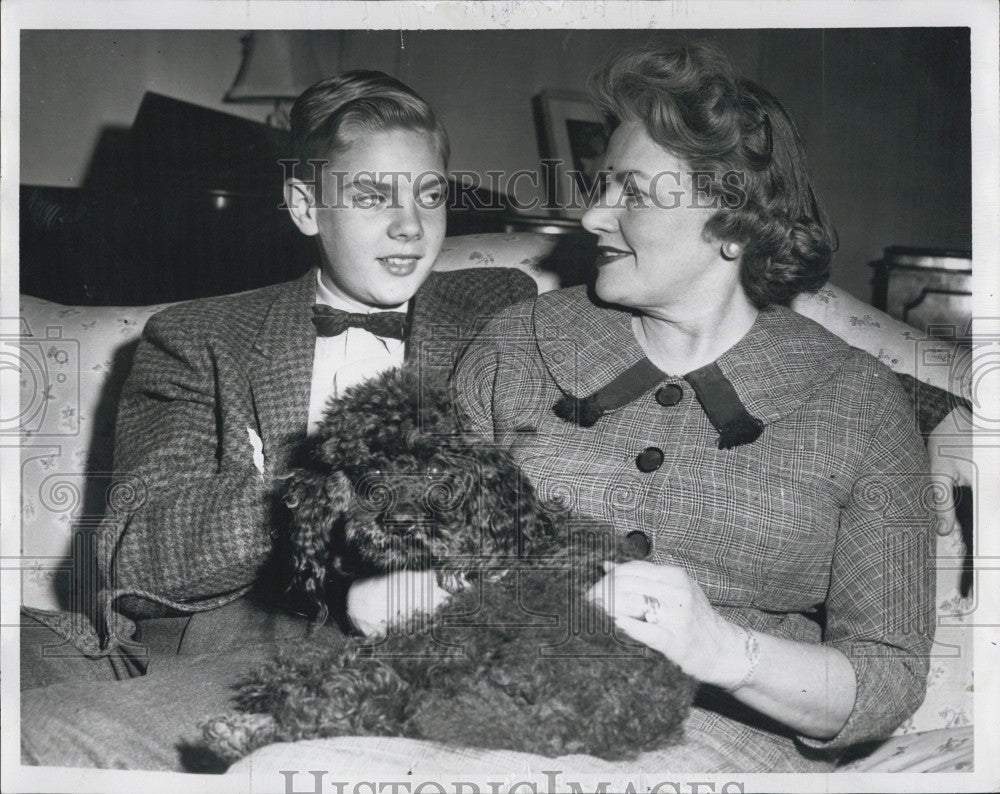 1960 Press Photo Mrs Mary Hirsch &amp; Walter E Connolly and their dog - Historic Images