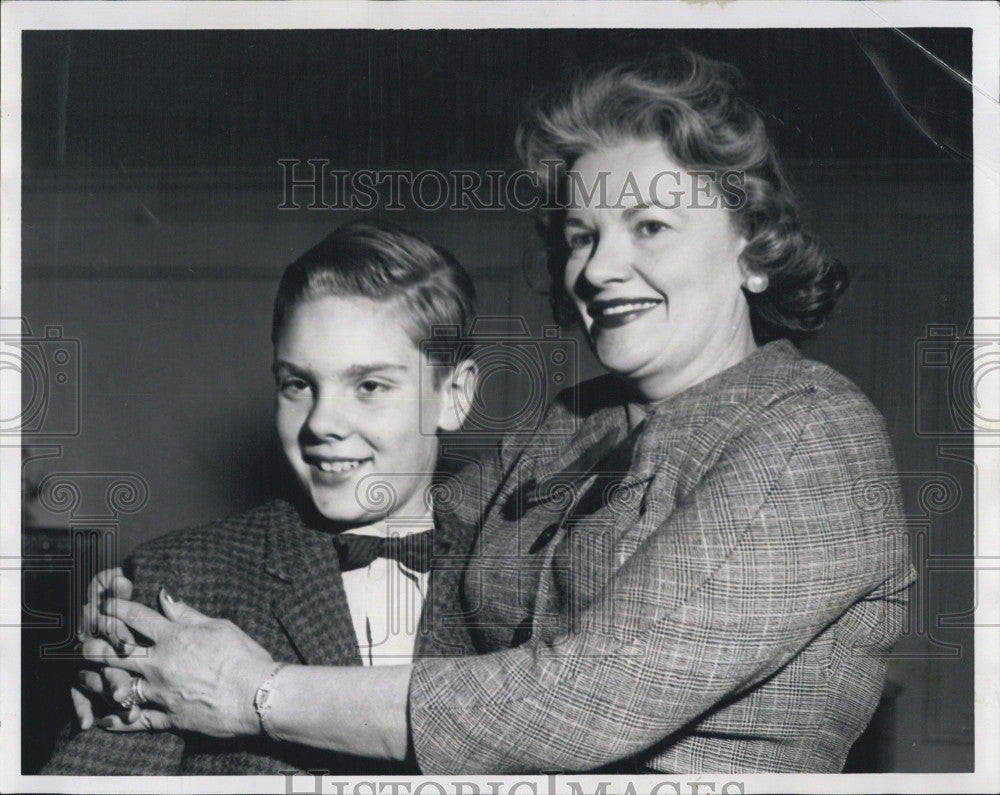 1960 Press Photo Mrs Edgar W Hirsch &amp; stepson S W E Connolly - Historic Images