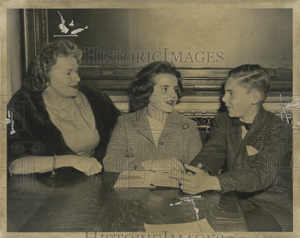 1960 Press Photo Mary Hirsch,daughter Johanna &amp; Walter Connolly - Historic Images