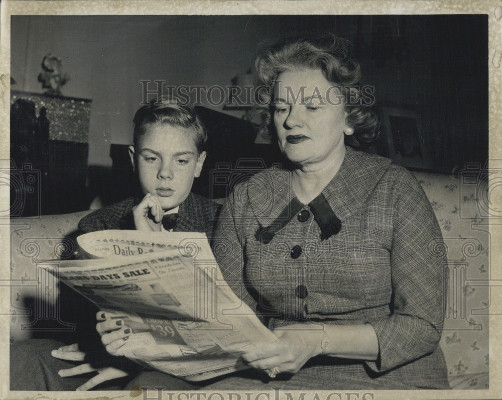 1960 Press Photo Mrs Edgar Hirsch &amp; stepson Walter Connolly - Historic Images