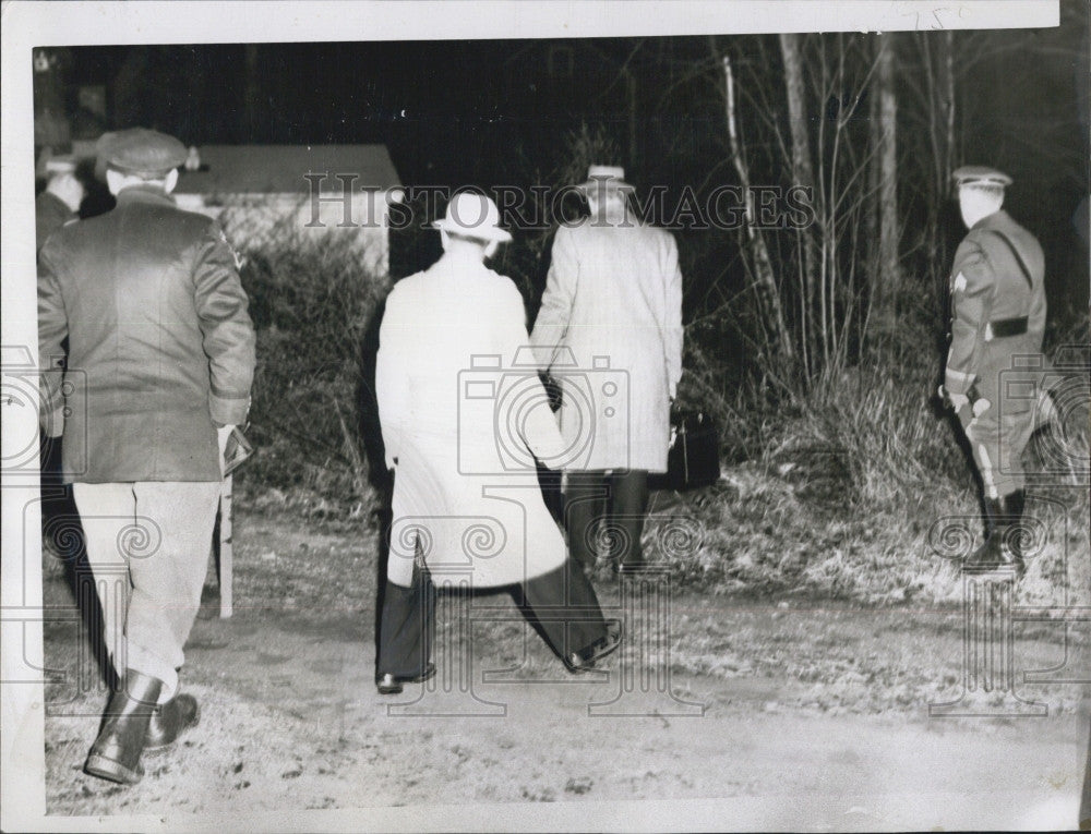 1956 Press Photo Police search around body found in Byfield Parish Cemetery by - Historic Images