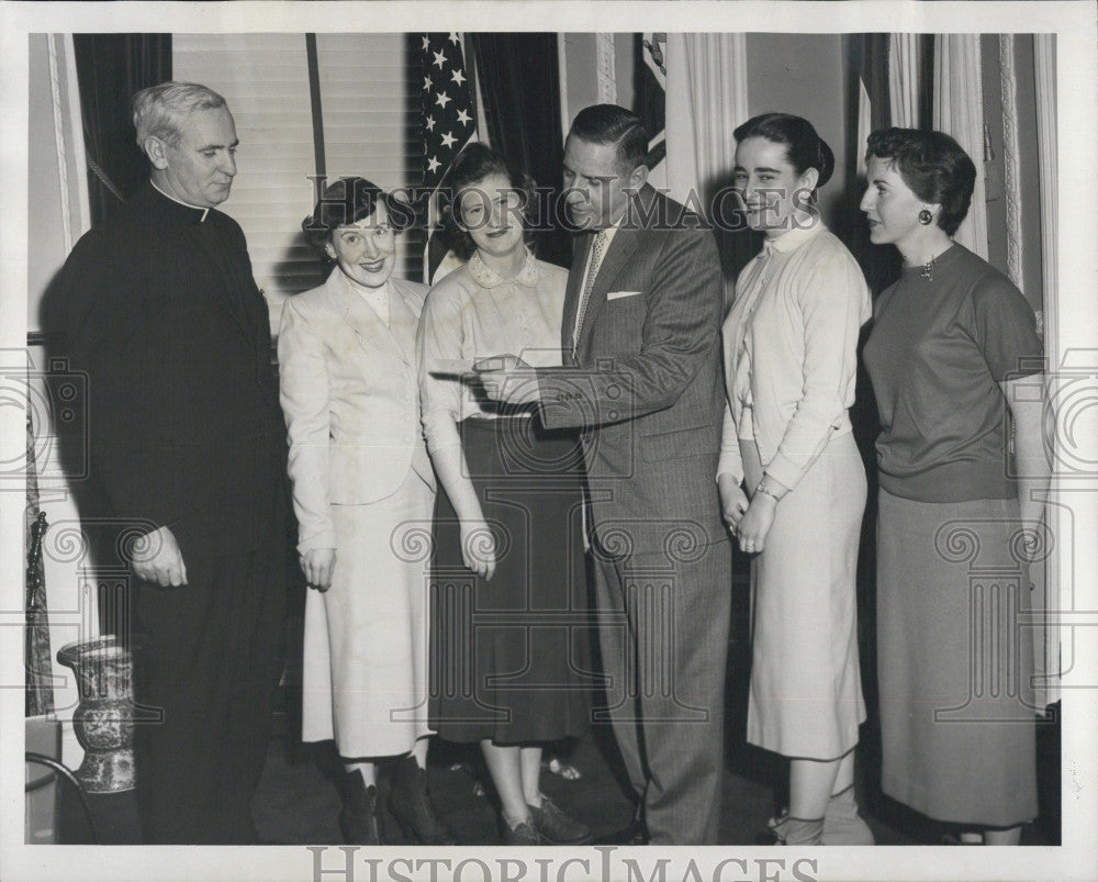 1957 Press Photo Gov Foster Furcolo St Patrick&#39;s  Variety Show to aid African - Historic Images