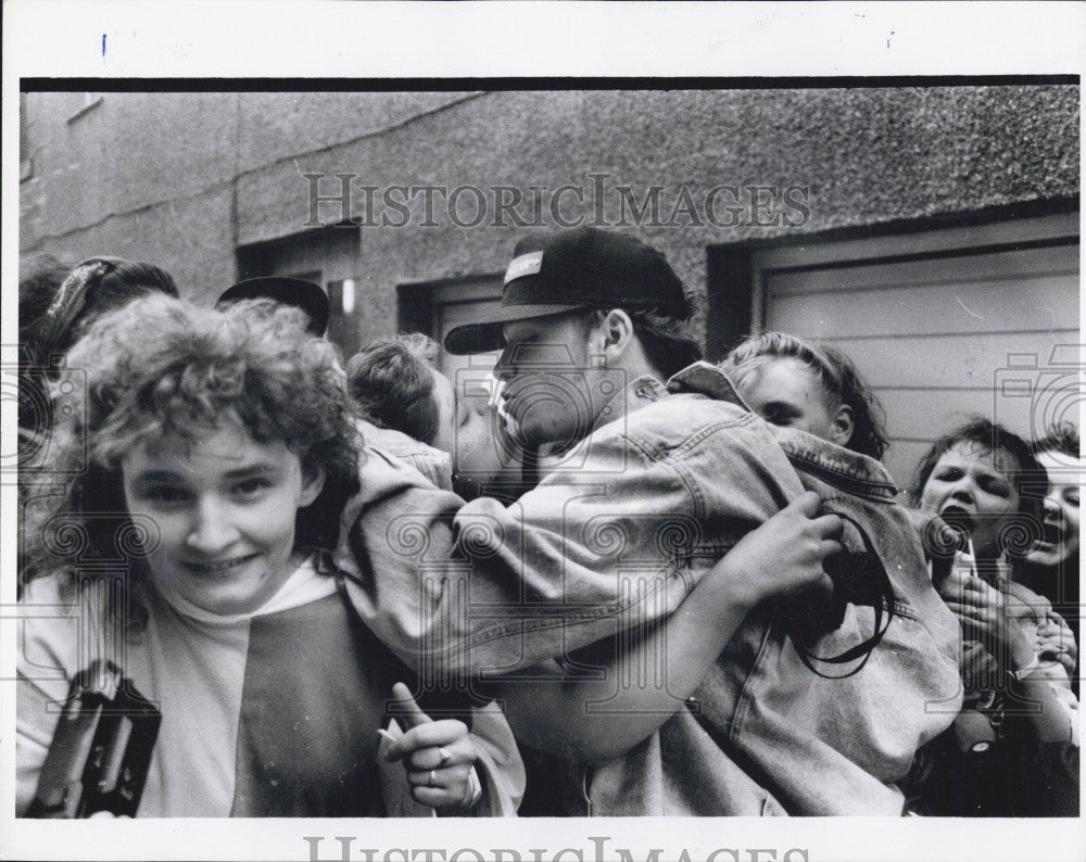 1990 Press Photo New Kids on the Block Donnie Walhberg kissing a fan in Scotland - Historic Images