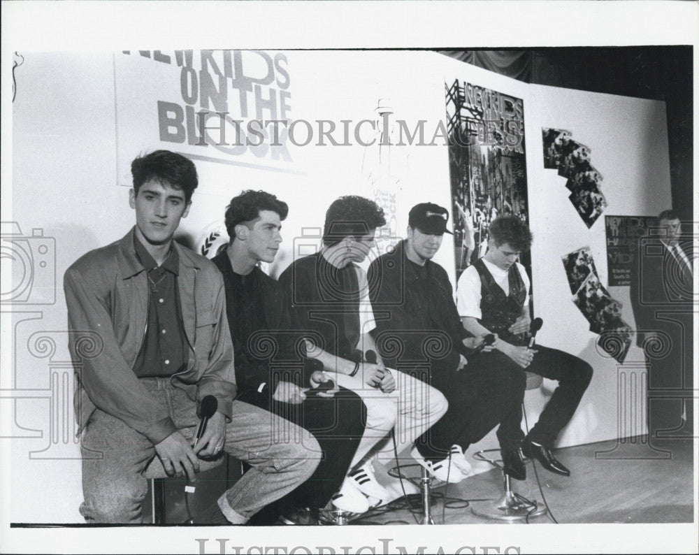 1990 Press Photo New Kids on the Block band members at press conference - Historic Images