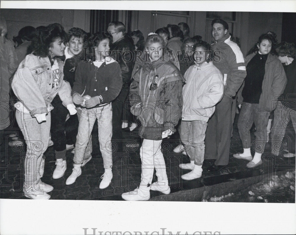 1989 Press Photo fans of New Kids on the Block waiting at World Trade Center - Historic Images