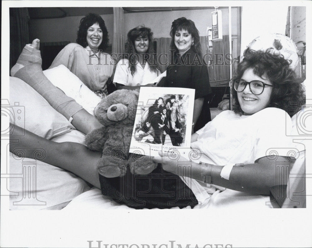 1990 Press Photo Musical Group New Kids on the Block sisters visit Susan Larivee - Historic Images