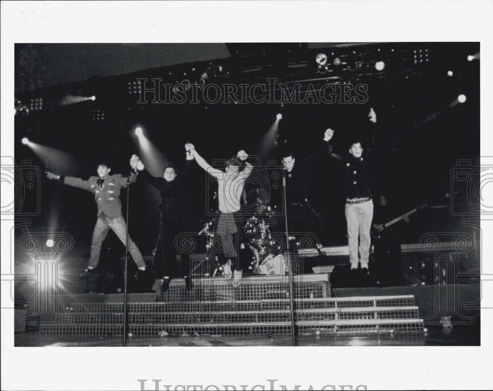 1990 Press Photo boy band New Kids on the Block in concert - Historic Images