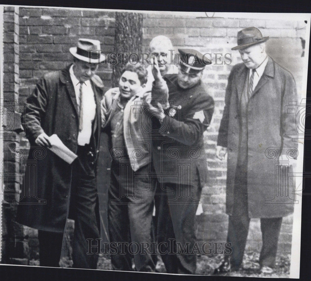 1964 Press Photo Joseph Neves led from murder scene after identifying wife&#39;body - Historic Images