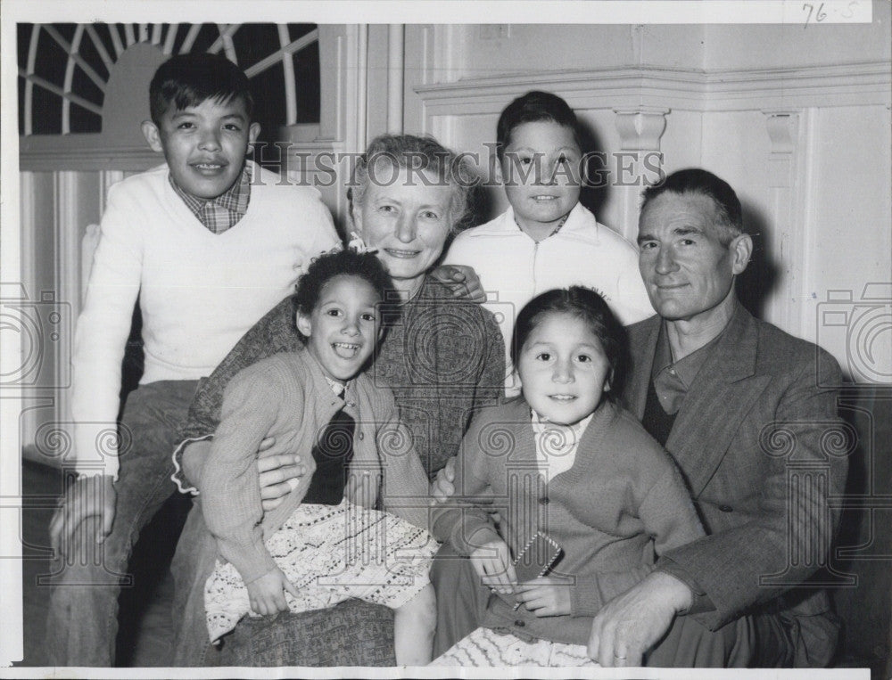 1961 Press Photo Mr Mrs William Newhall &quot;United Nations Family&quot; 4 adopted kids - Historic Images