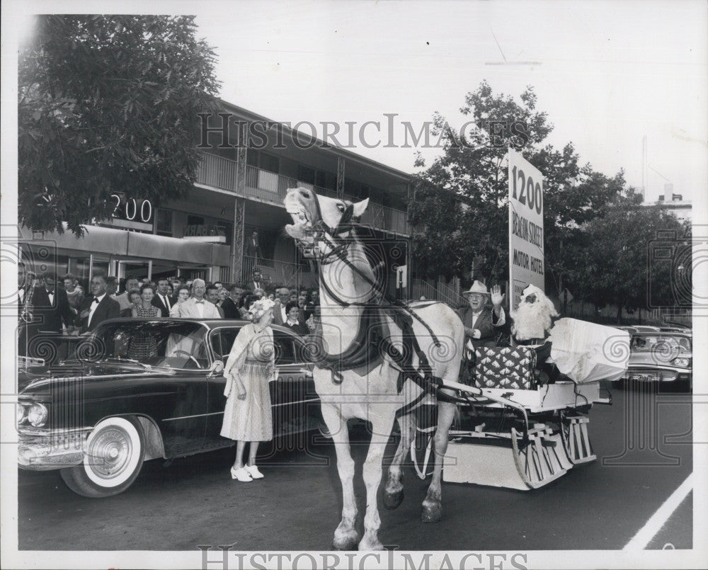 1961 Press Photo Charles Newhall chauffeurs Santa Claus - Historic Images