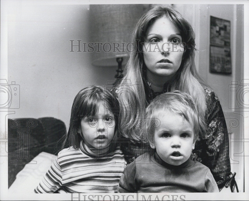 1980 Press Photo Marianne Newman Children Arrested by Police Not Paying Ticket - Historic Images