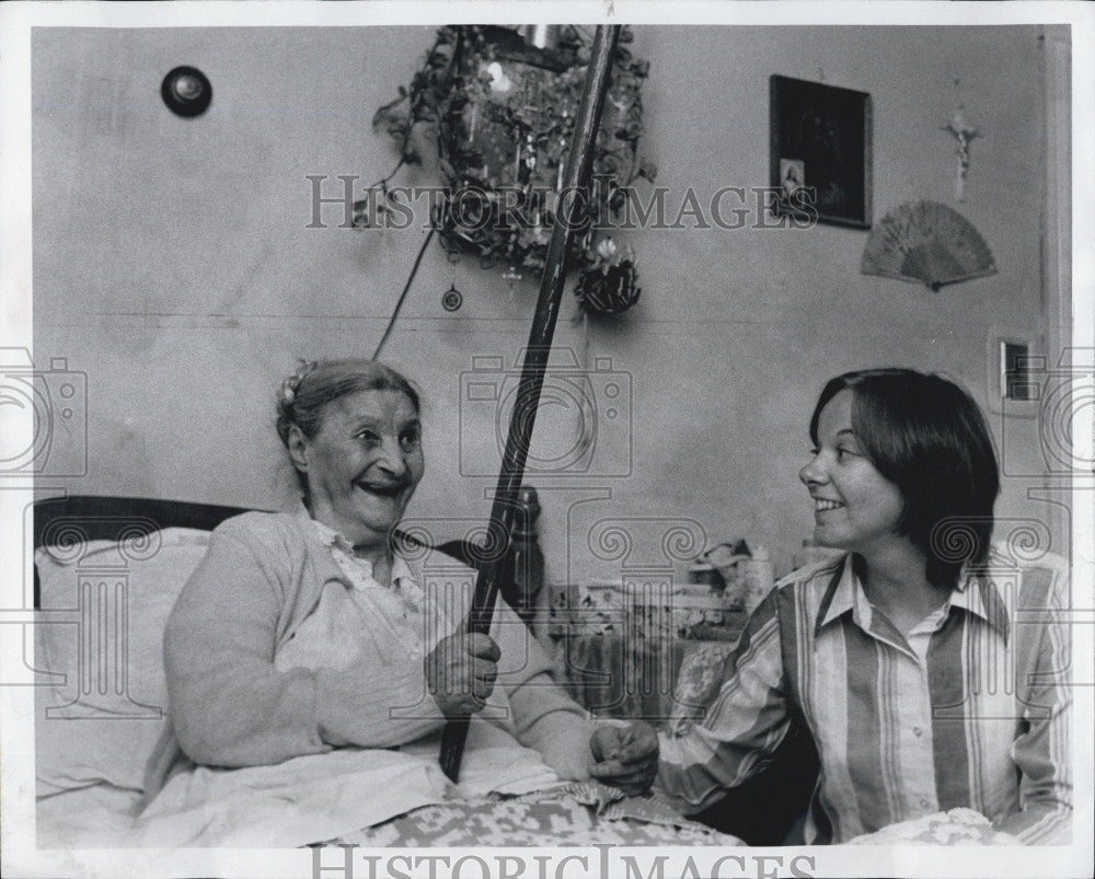 1975 Press Photo Jean Nesbitt Mrs. Theresa Paqluca Home Care Patient - Historic Images