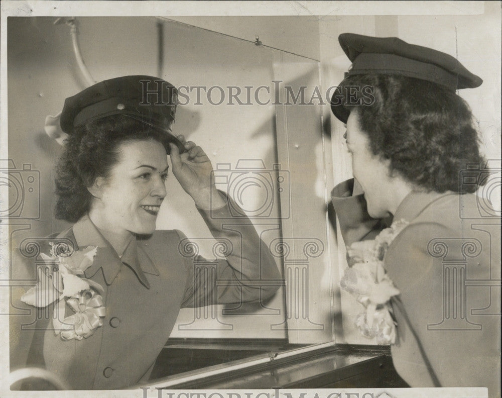 1950 Press Photo Louise Nelson, Policewoman at Camb City Hall - Historic Images