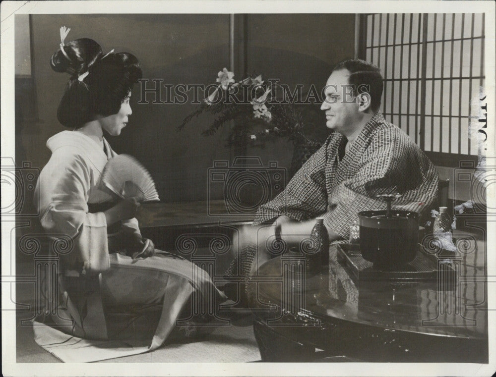 1962 Press Photo Geisha and Edwin Newman &quot;Japan: East is West&quot; - Historic Images