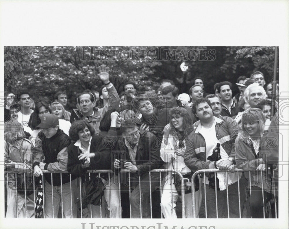 1993 Press Photo Cheers Celebration  Crowd Waits for Limo To Show - Historic Images