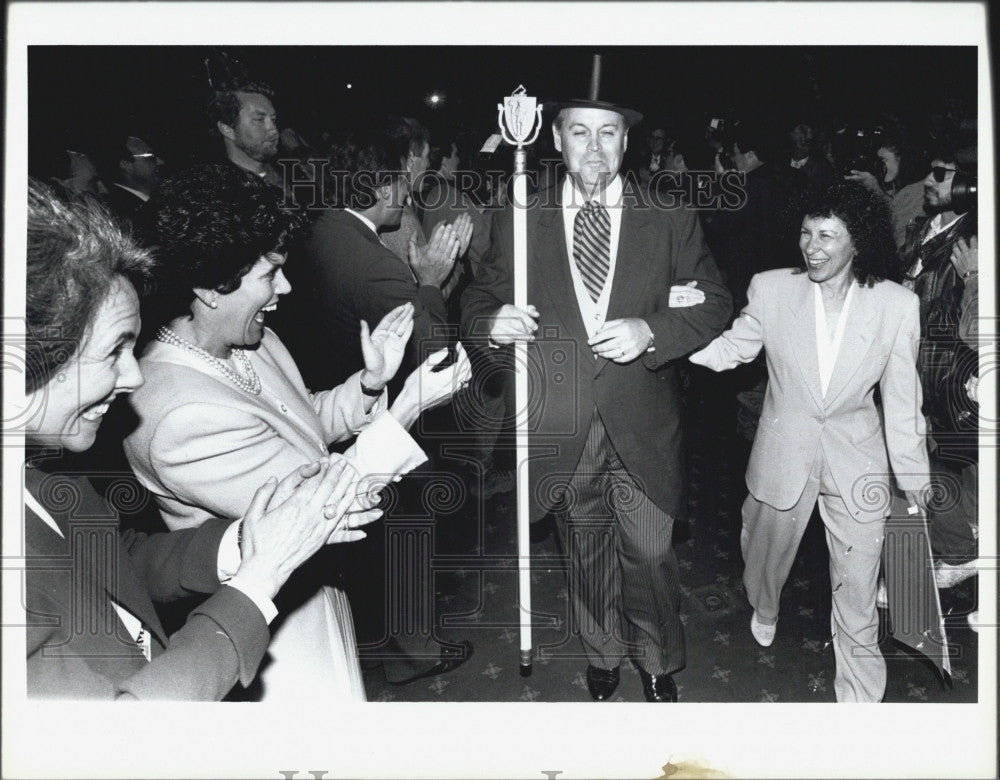 Press Photo Rhea Perlman, Cheers final night in Boston - Historic Images