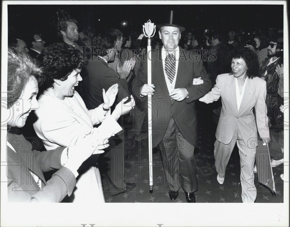 1993 Press Photo Michael Rea, Jr. leads Rhea Perlman down the House Chambers - Historic Images