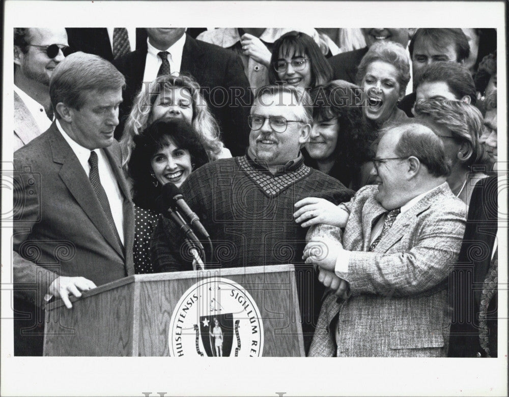 1993 Press Photo John Ratzenberger and Paul Wilson, Cheers celebration - Historic Images