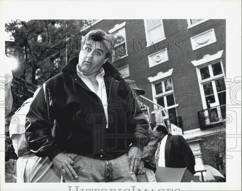 1993 Press Photo Entertainer Jay Leno at Cheers celebration waiting on cast - Historic Images