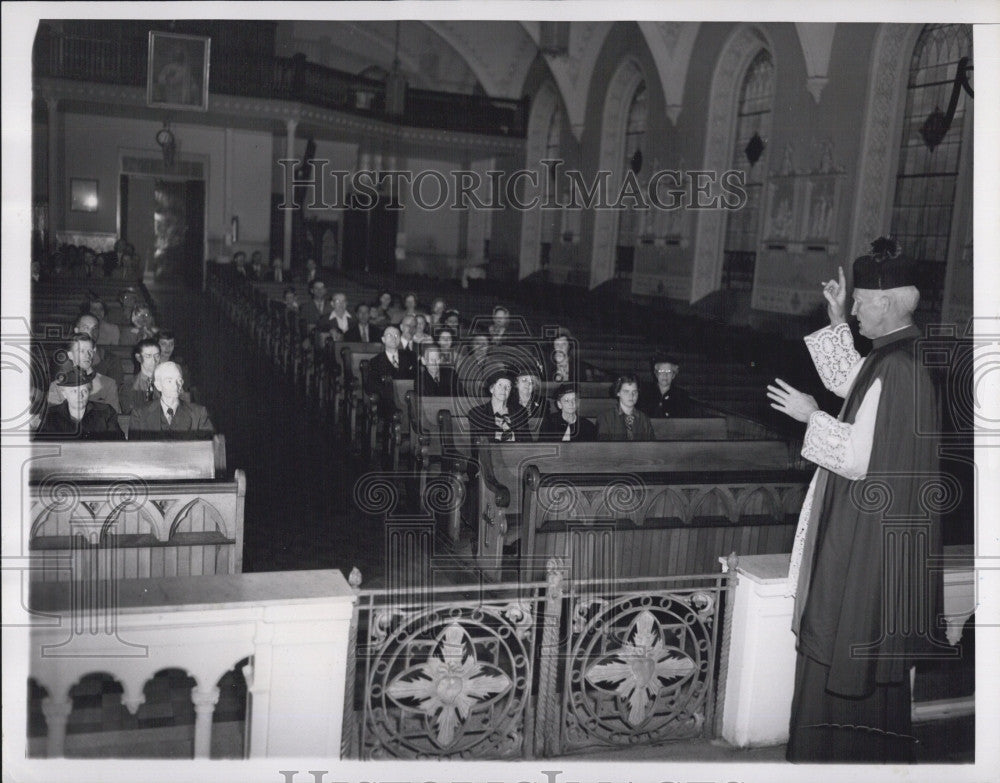 1950 Press Photo Rev Joseph Newman Delivers Sermon - Historic Images