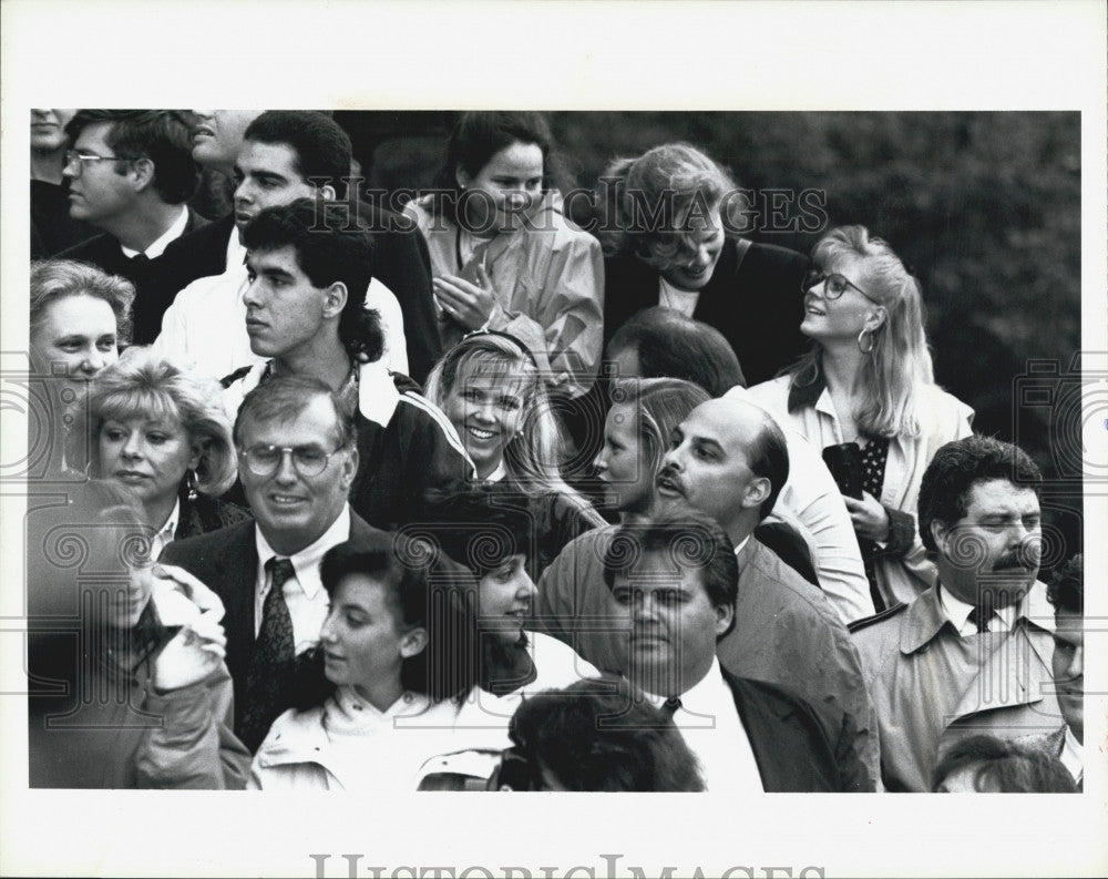 1993 Press Photo Crowd gathered to see Cheers cast members - Historic Images