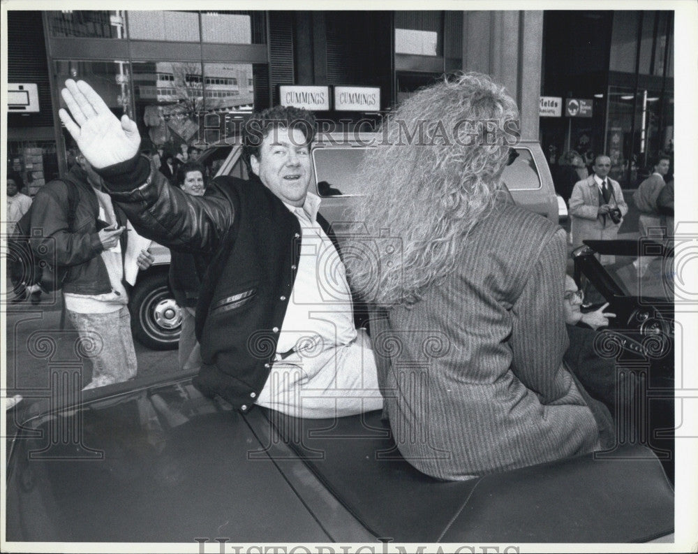 1990 Press Photo George Wendt waves to the crowd in the &quot;Cheers&quot; Parade - Historic Images